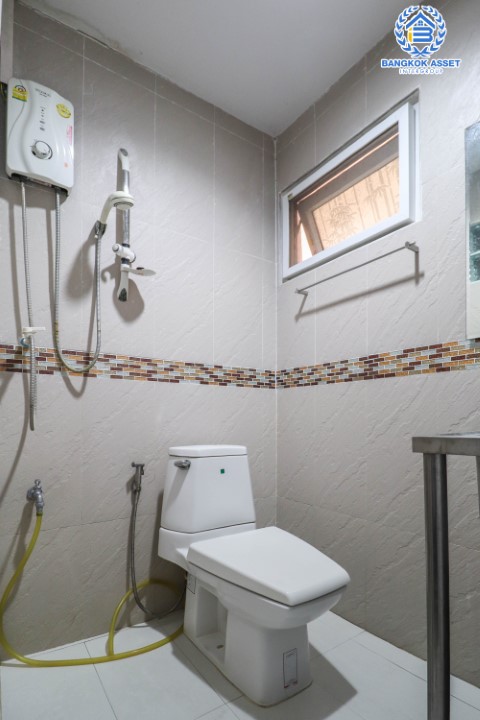 *****บ้านเดี่ยวทำเลใจกลางเมือง ม.เศรษฐสิริ งามวงศ์วาน-ประชาชื่น หลังมุม (ตรงข้าม ม.ธุรกิจบัณฑิตย์) บ้านหลังใหญ่ เนื้อที่ 77.8 ตร.ว. ฟังก์ชัน 5 ห้องนอน 4 ห้องน้ำ 2 ที่จอดรถ พื้นที่ใช้สอยเกือบ 250 ตร.ม. หน้าโครงการติดถนนประชาชื่น เชื่อมต่อถนนหลายสาย ใกล้เดอะมอลล์ฯ และจุดขึ้นทางด่วนงามวงศ์วาน